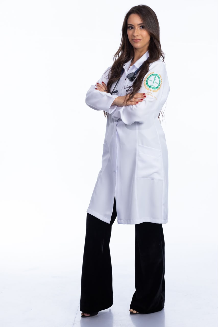Dra. Marina Azenha de braços cruzados, com jaleco branco